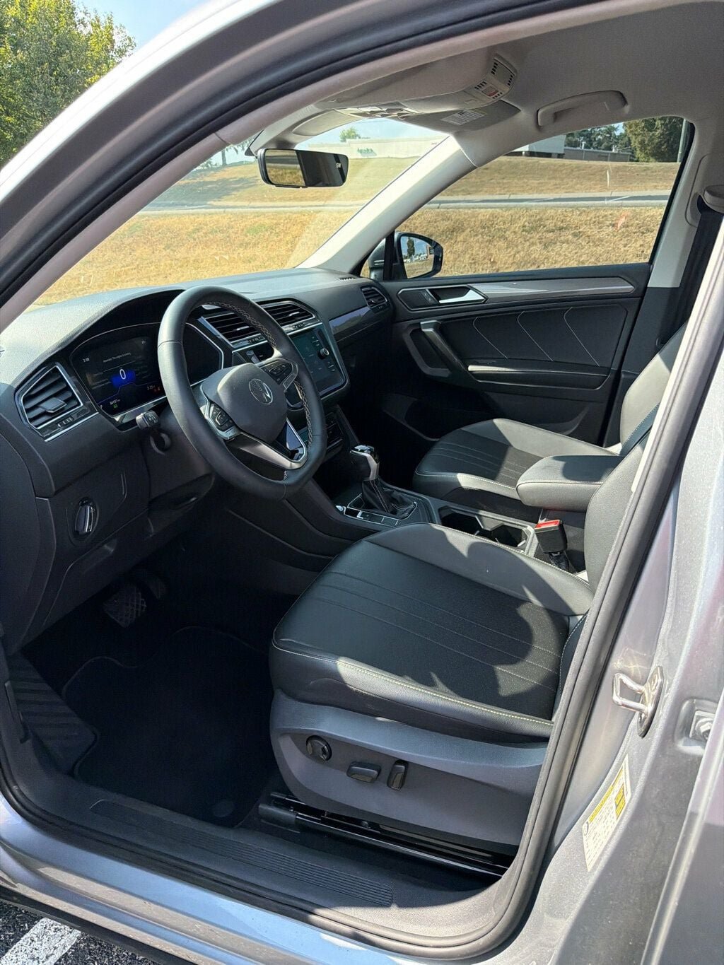 Used 2023 Volkswagen Tiguan SE FWD image 9