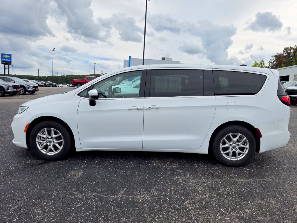 Used 2023 Chrysler Pacifica Touring-L FWD image 5