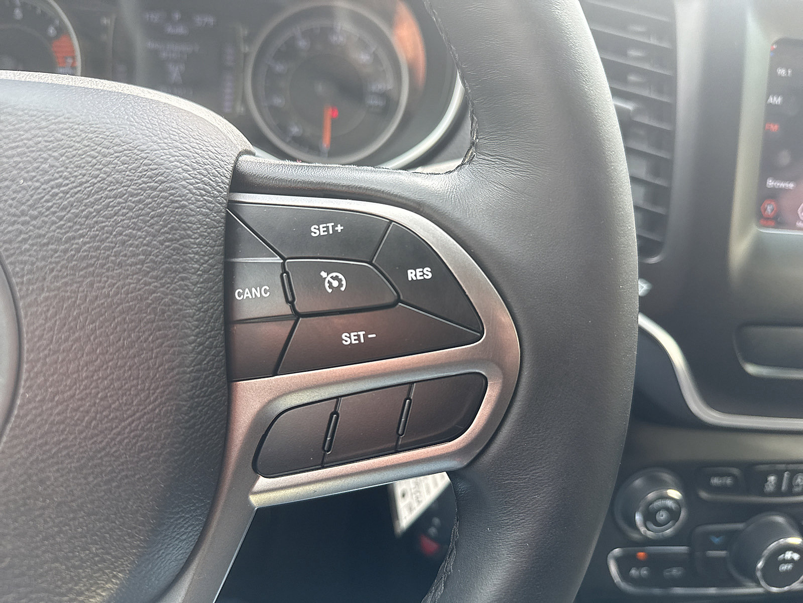 Used 2019 Jeep Cherokee Latitude w/ Cold Weather Group AWD/4WD image 45