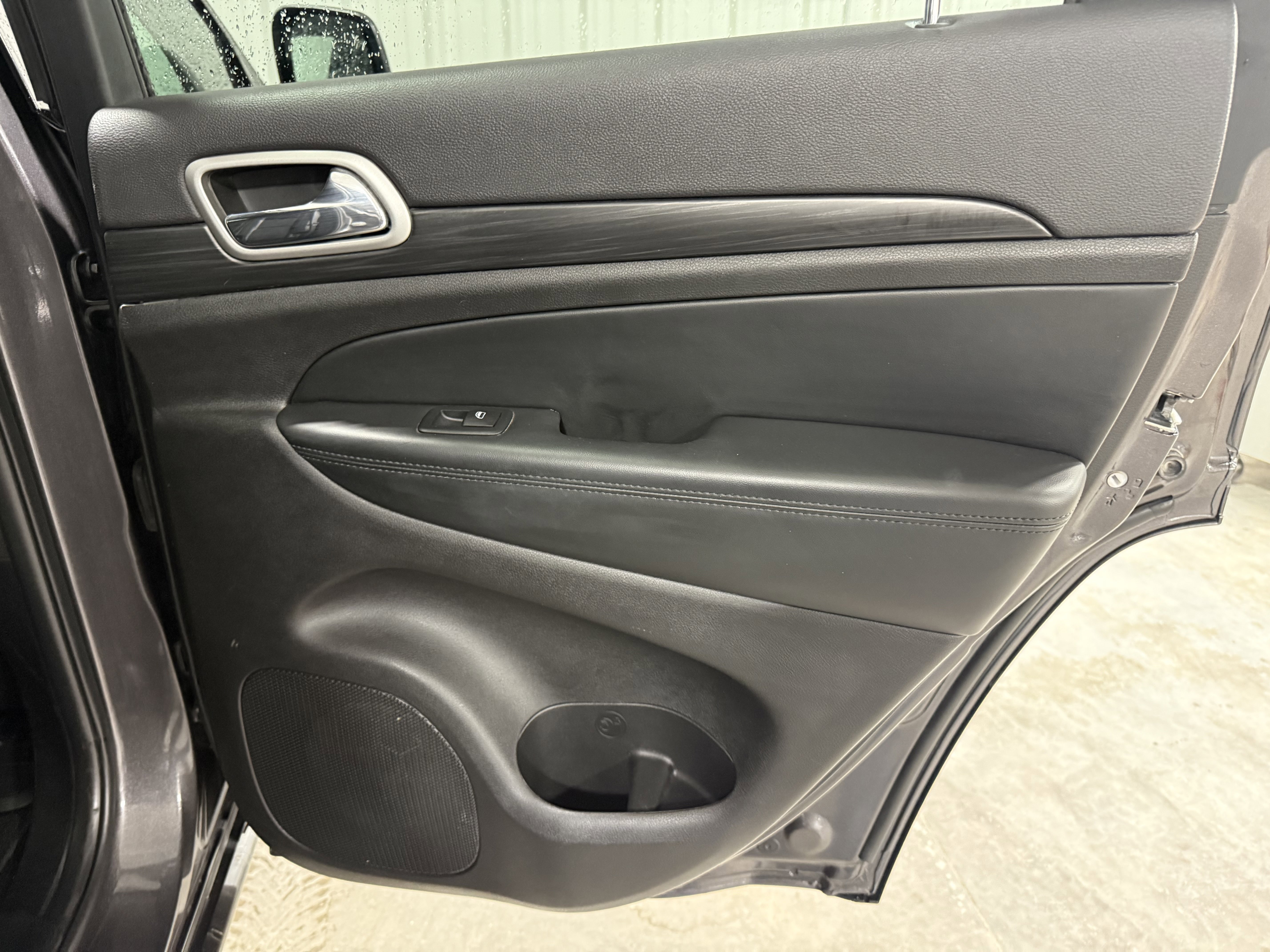 Used 2021 Jeep Grand Cherokee Laredo X RWD image 9