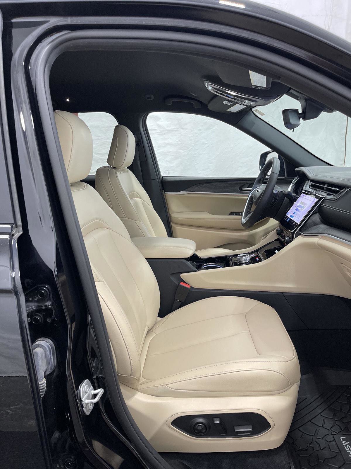 Used 2023 Jeep Grand Cherokee Limited w/ Black Appearance Package image 11