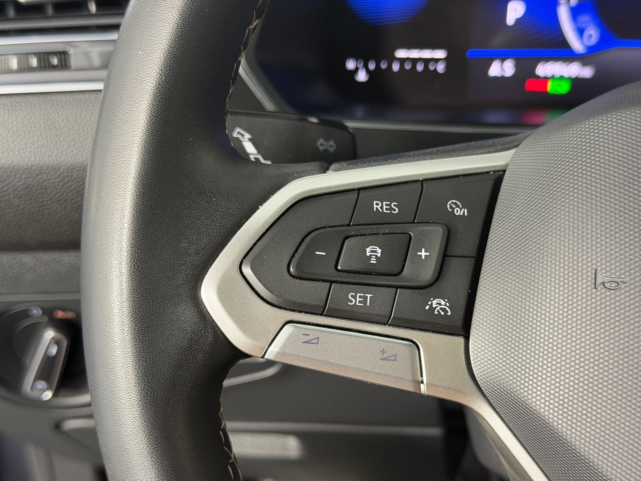 Used 2023 Volkswagen Tiguan SE R-Line FWD image 16