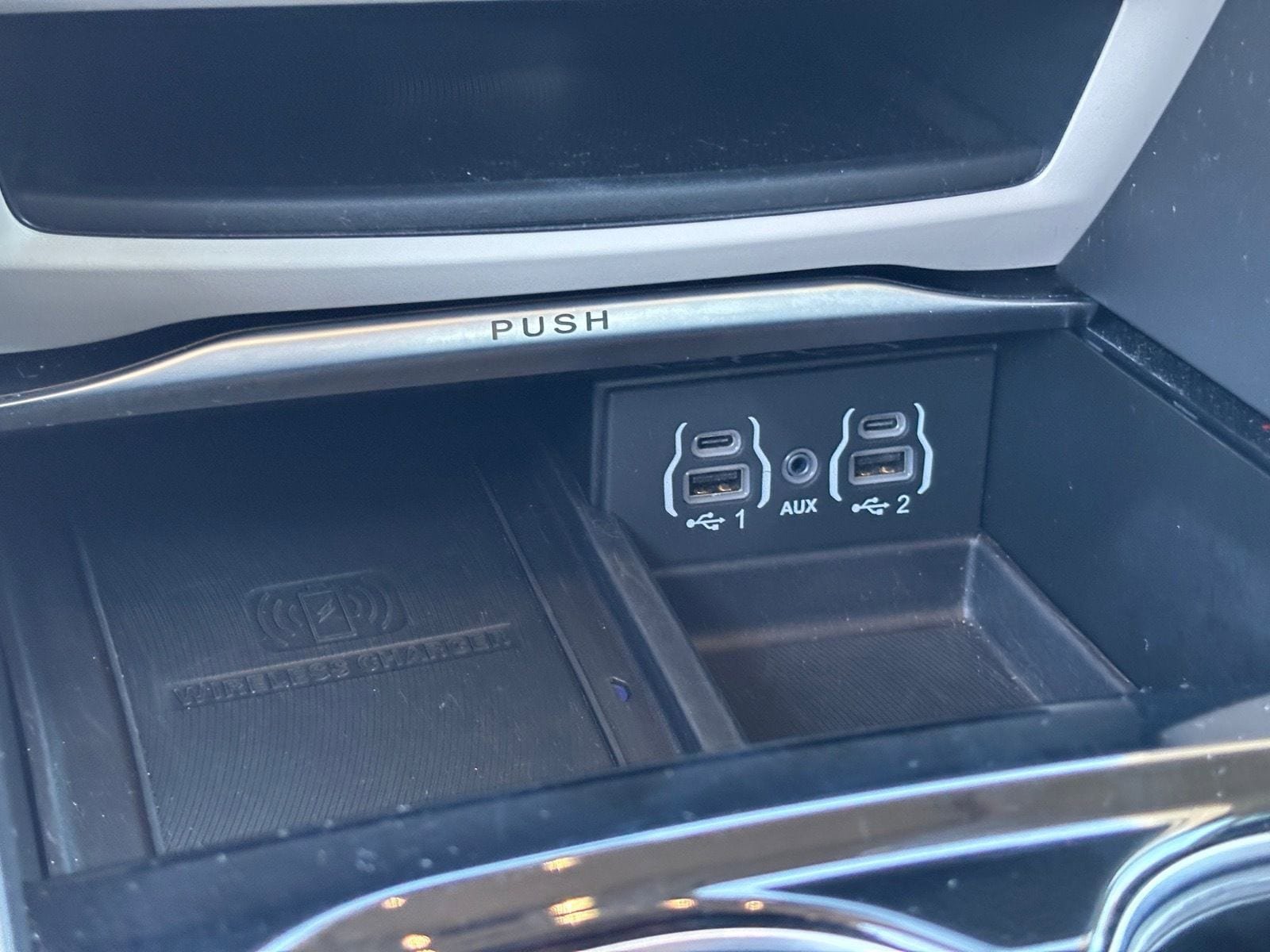 Used 2024 Chrysler Pacifica Limited image 27