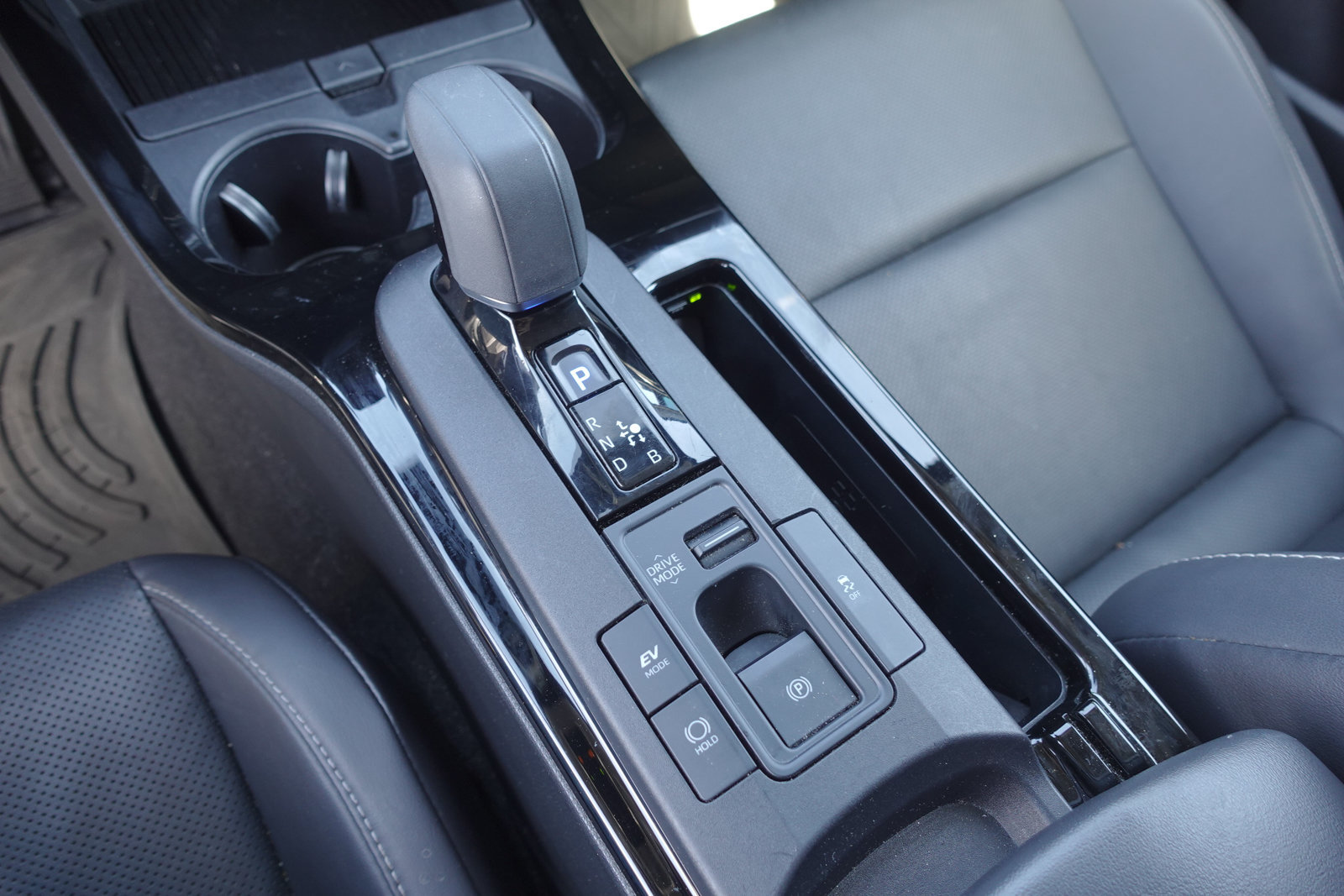 Used 2023 Toyota Prius Limited w/ Limited Premium Package FWD image 21
