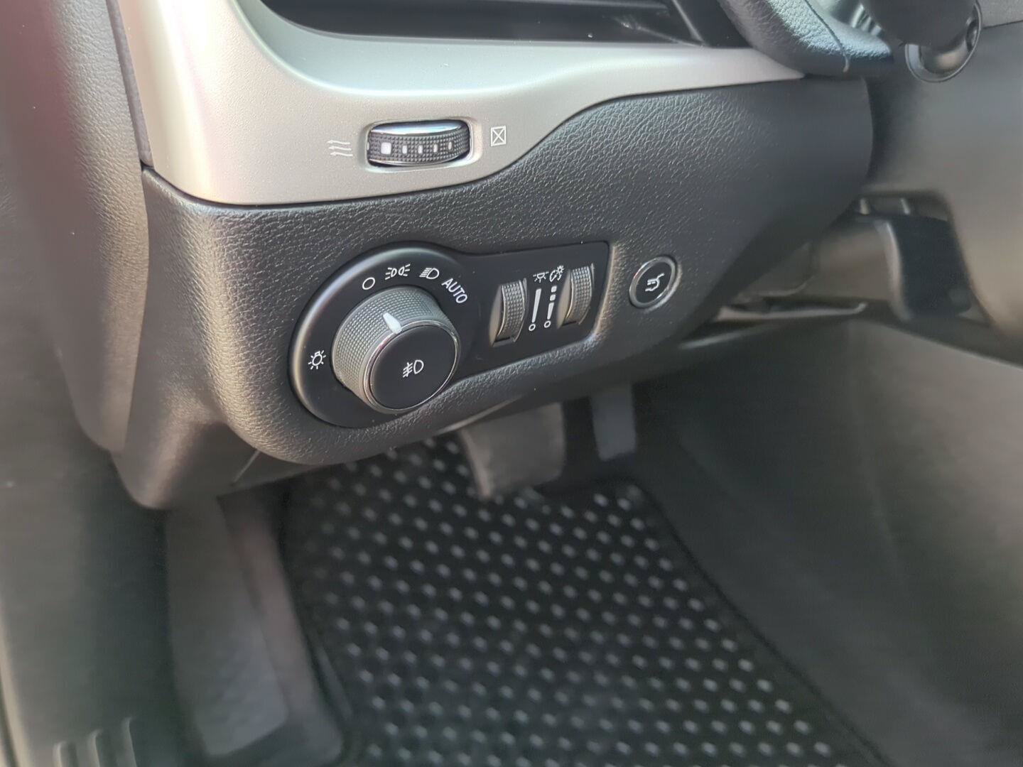 Used 2017 Jeep Cherokee Trailhawk AWD/4WD image 14