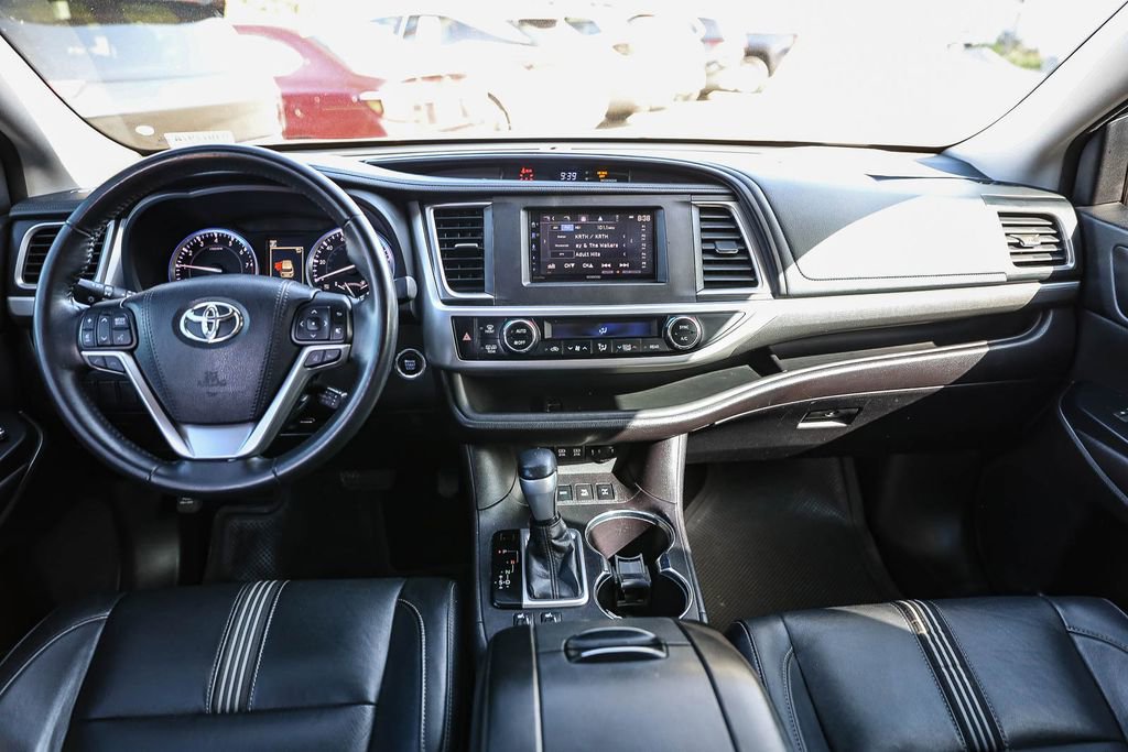 Used 2017 Toyota Highlander SE w/ Carpet Mat Package AWD/4WD image 12