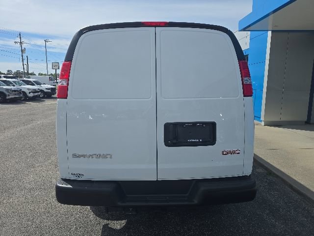 Used 2025 GMC Savana 3500 RWD image 4