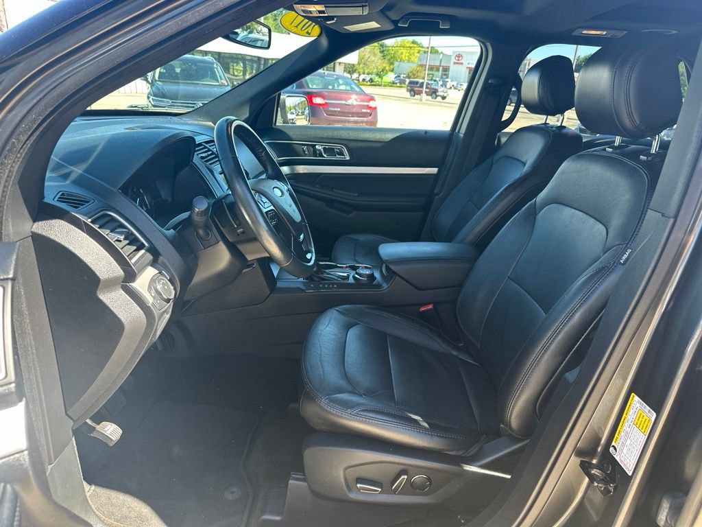 Used 2017 Ford Explorer XLT w/ Equipment Group 202A AWD/4WD image 14