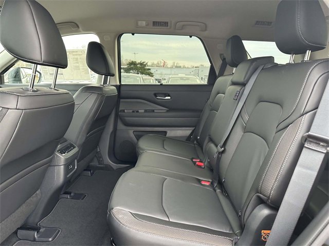 New 2025 Nissan Pathfinder SL image 13