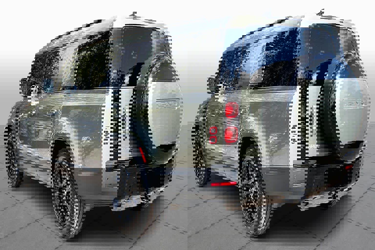 Used 2023 Land Rover Defender 130 SE image 12