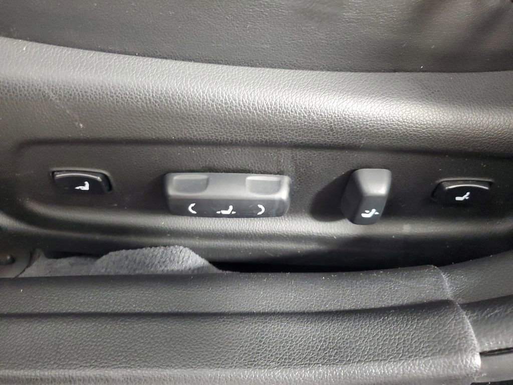 Used 2014 Kia Cadenza Premium w/ Luxury Package FWD image 19