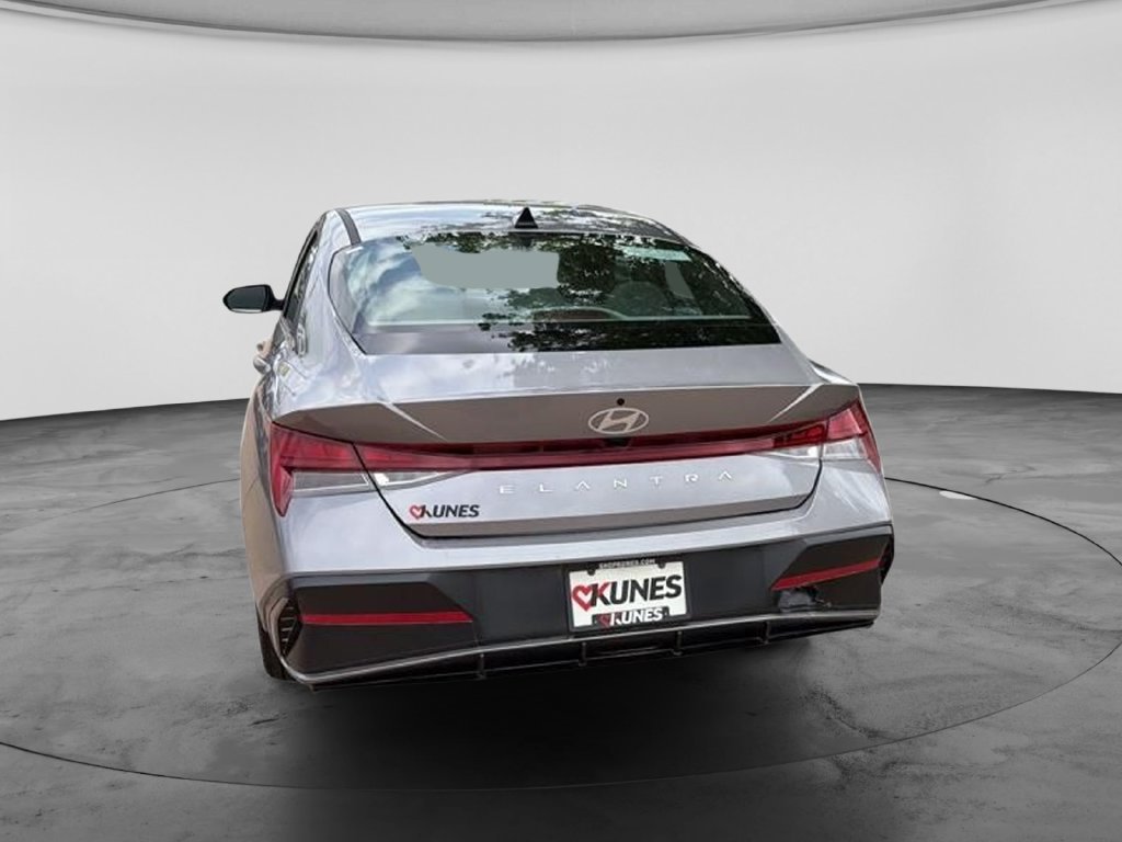 Used 2025 Hyundai Elantra SEL FWD image 9