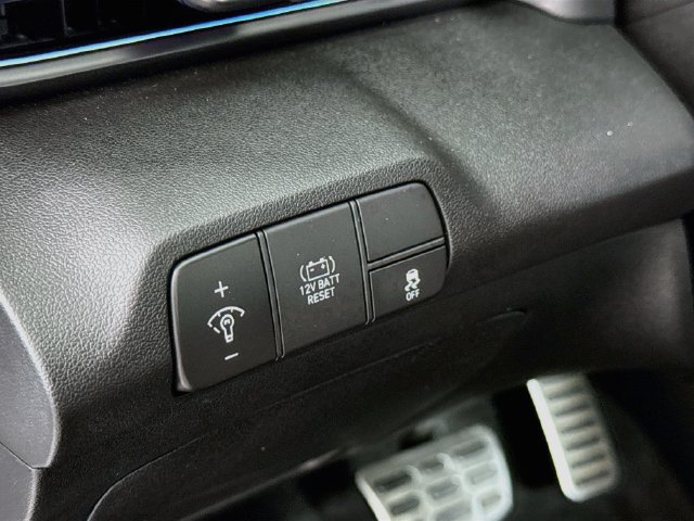 Certified 2025 Hyundai Elantra SEL FWD image 14