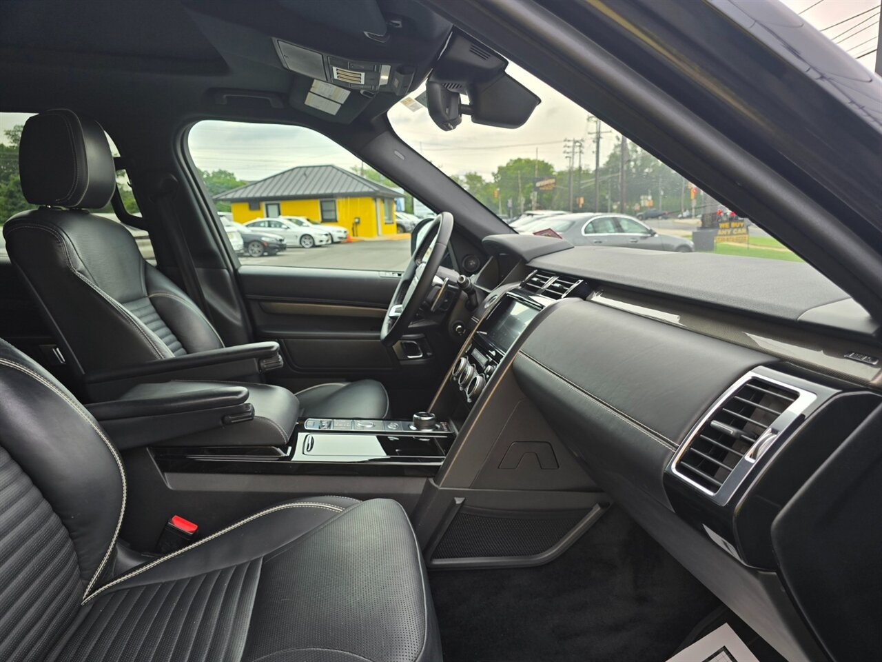 Used 2019 Land Rover Discovery HSE AWD/4WD image 19