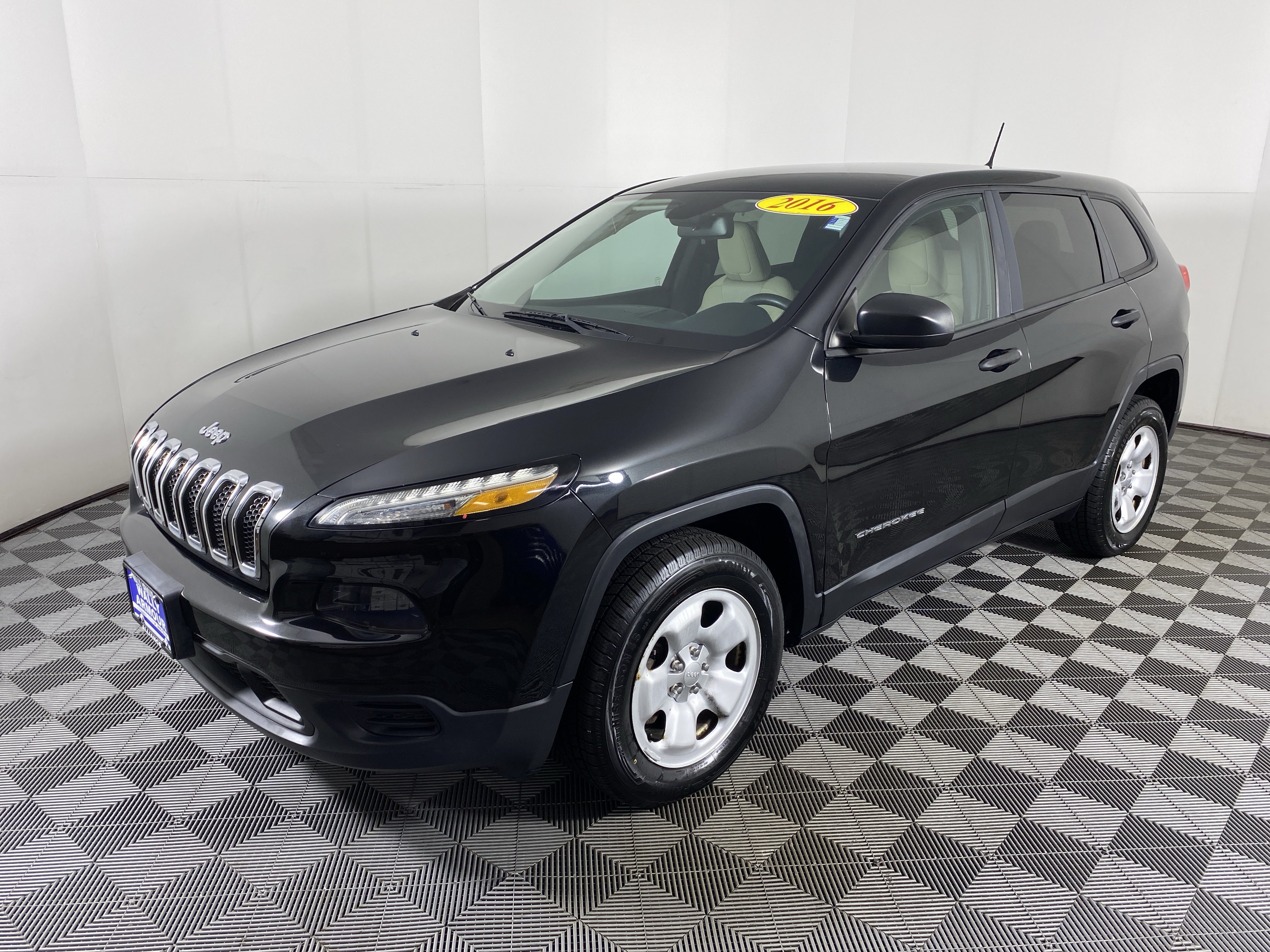 Used 2016 Jeep Cherokee Sport AWD/4WD image 9
