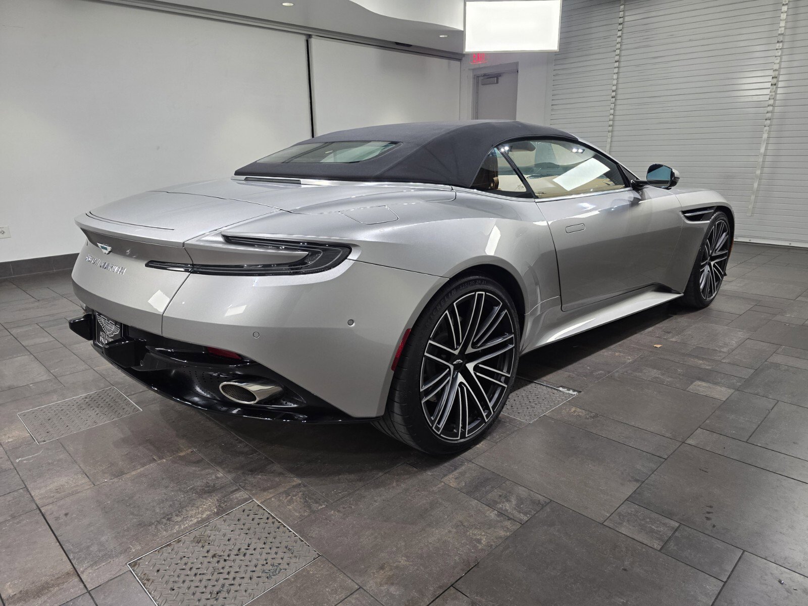 Used 2025 Aston Martin DB12 Convertible image 23