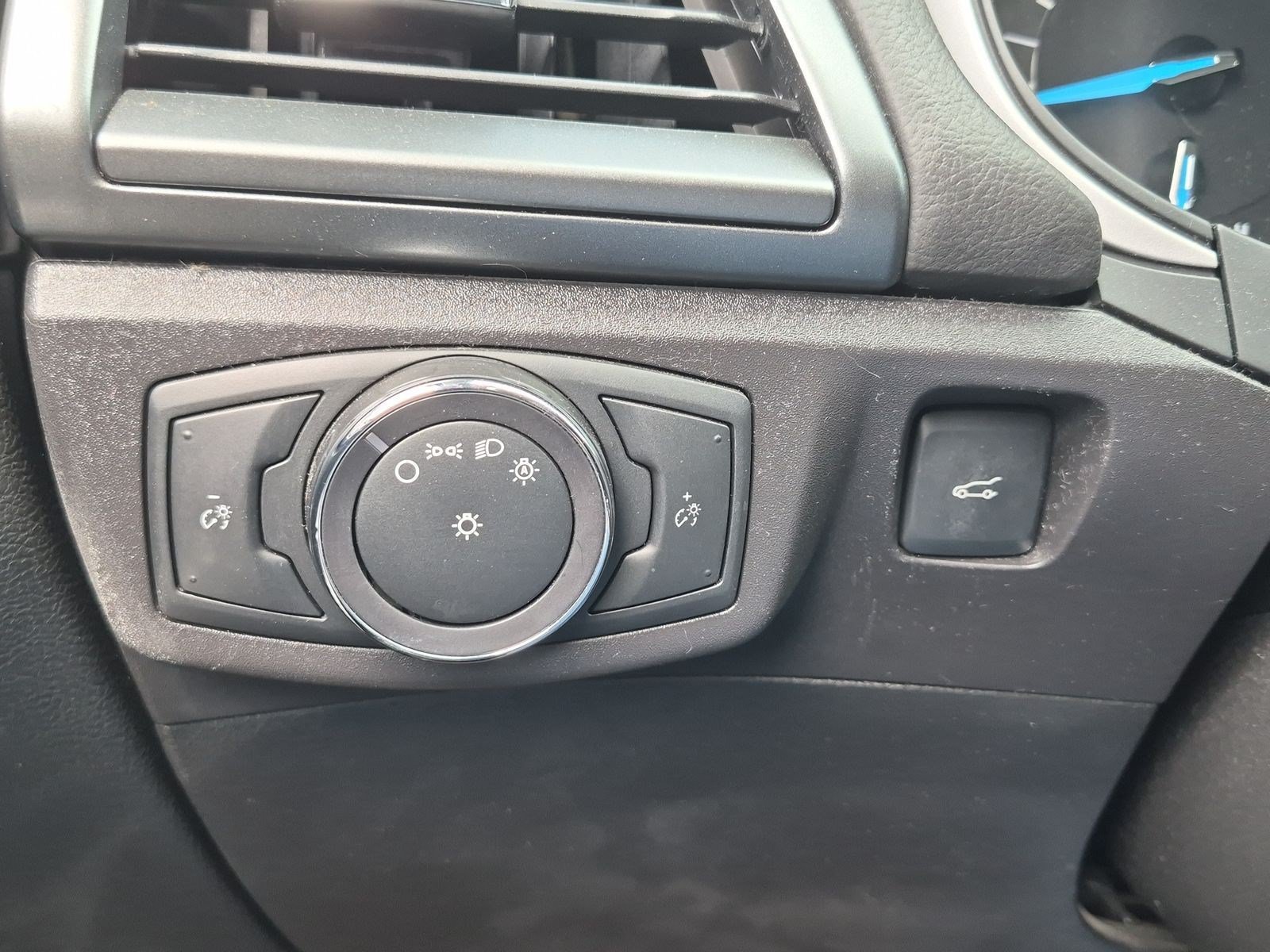 Used 2014 Ford Fusion SE FWD image 26