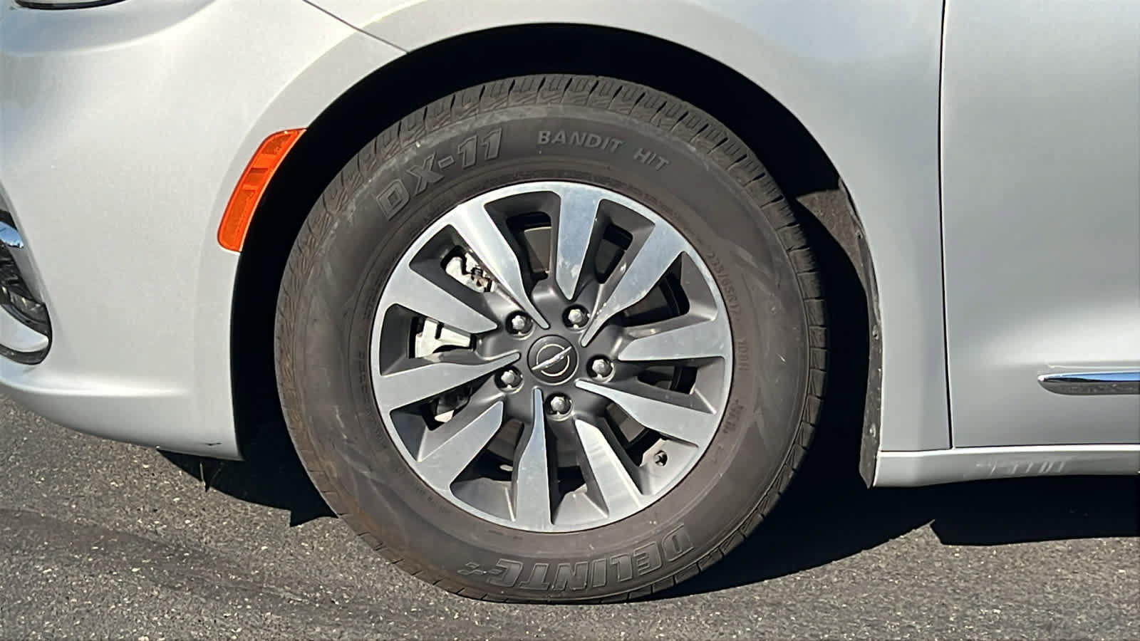 Used 2023 Chrysler Pacifica Limited FWD image 9