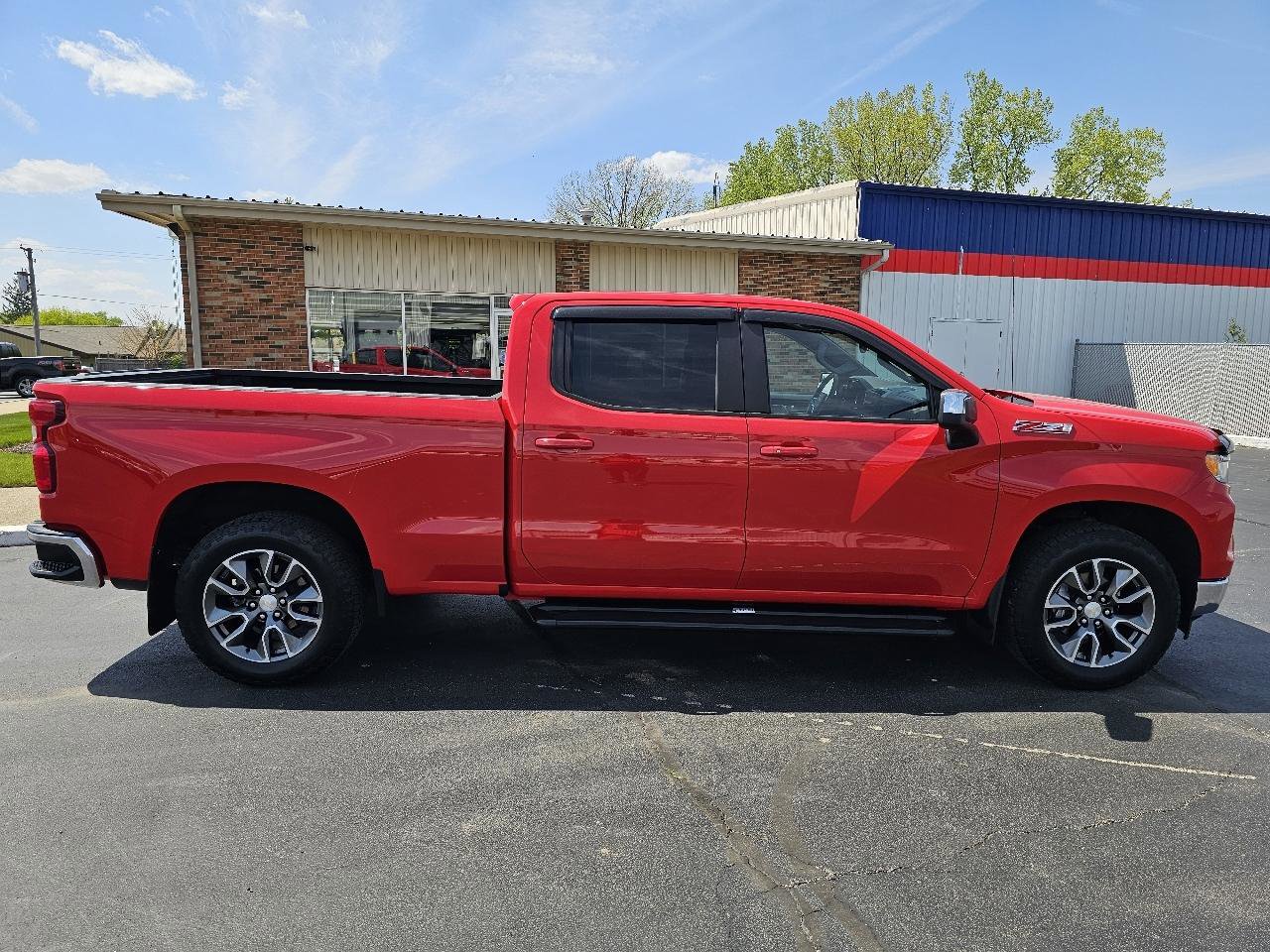 Used 2022 Chevrolet Silverado 1500 LT AWD/4WD image 2