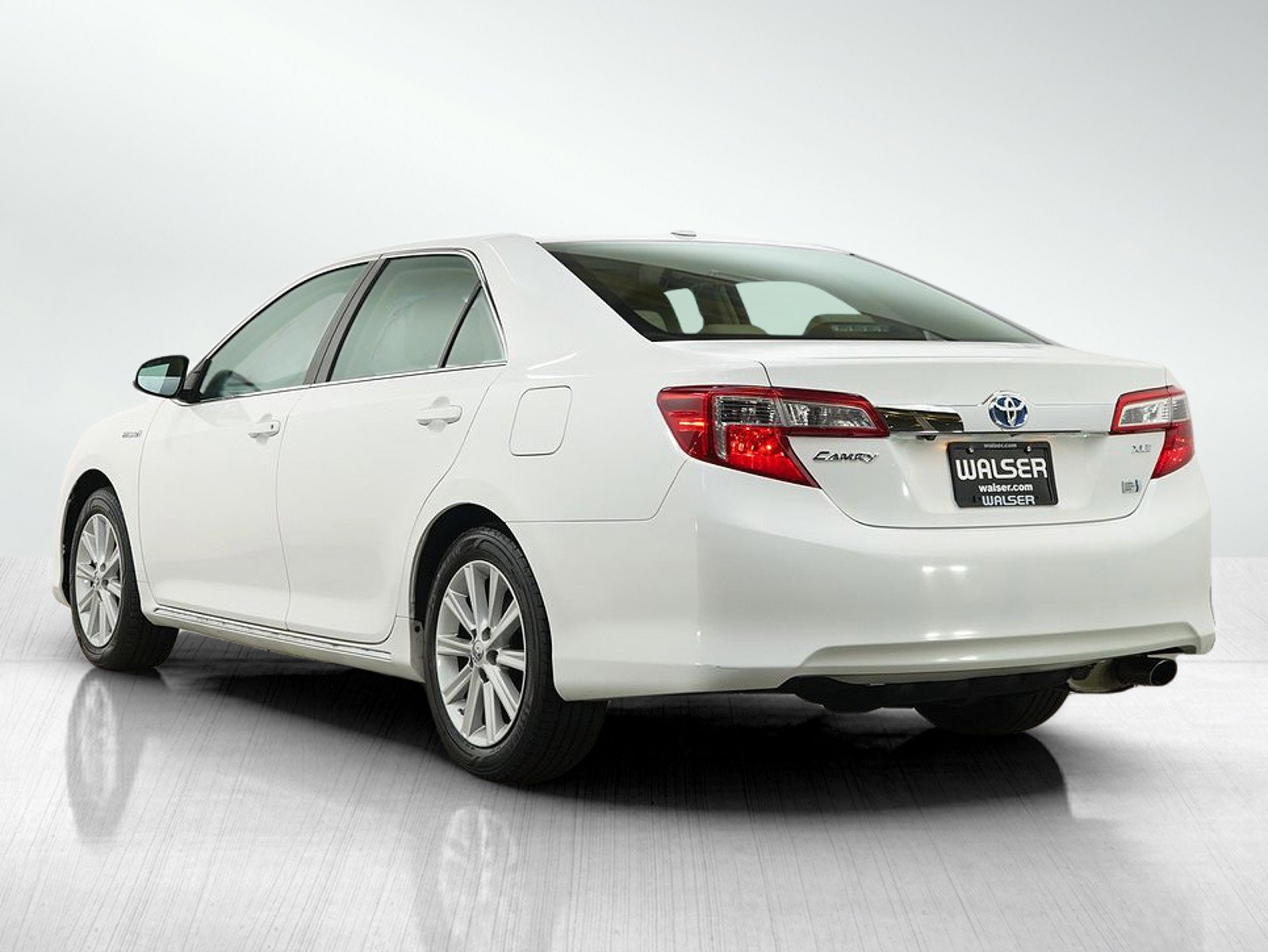 Used 2013 Toyota Camry XLE w/ Leather Pkg FWD image 3