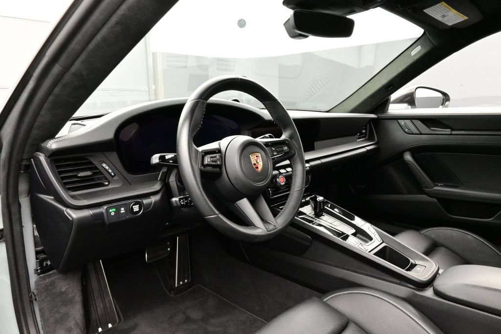 Certified 2025 Porsche 911 Carrera GTS RWD image 4