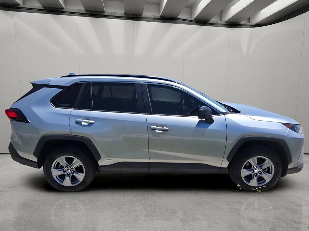 Used 2022 Toyota RAV4 LE AWD/4WD image 6