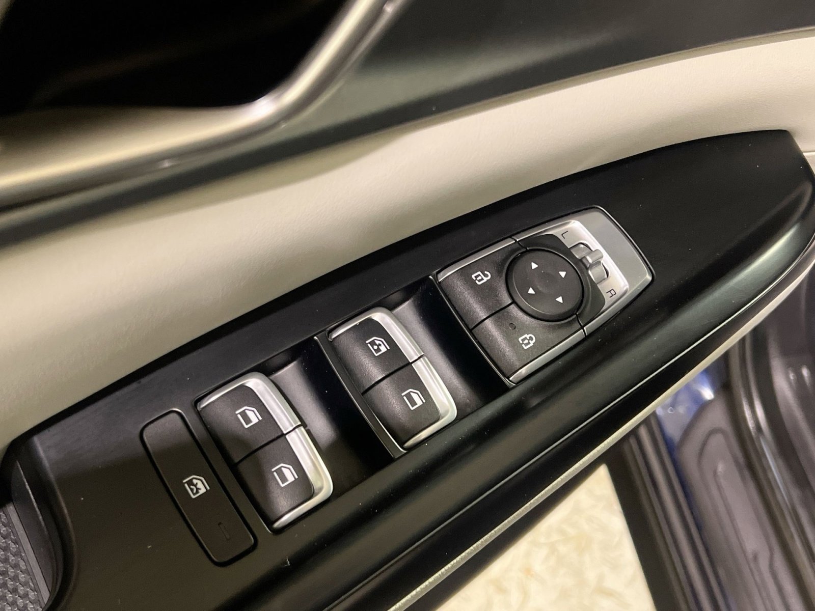 Used 2024 Kia Carnival LX image 30