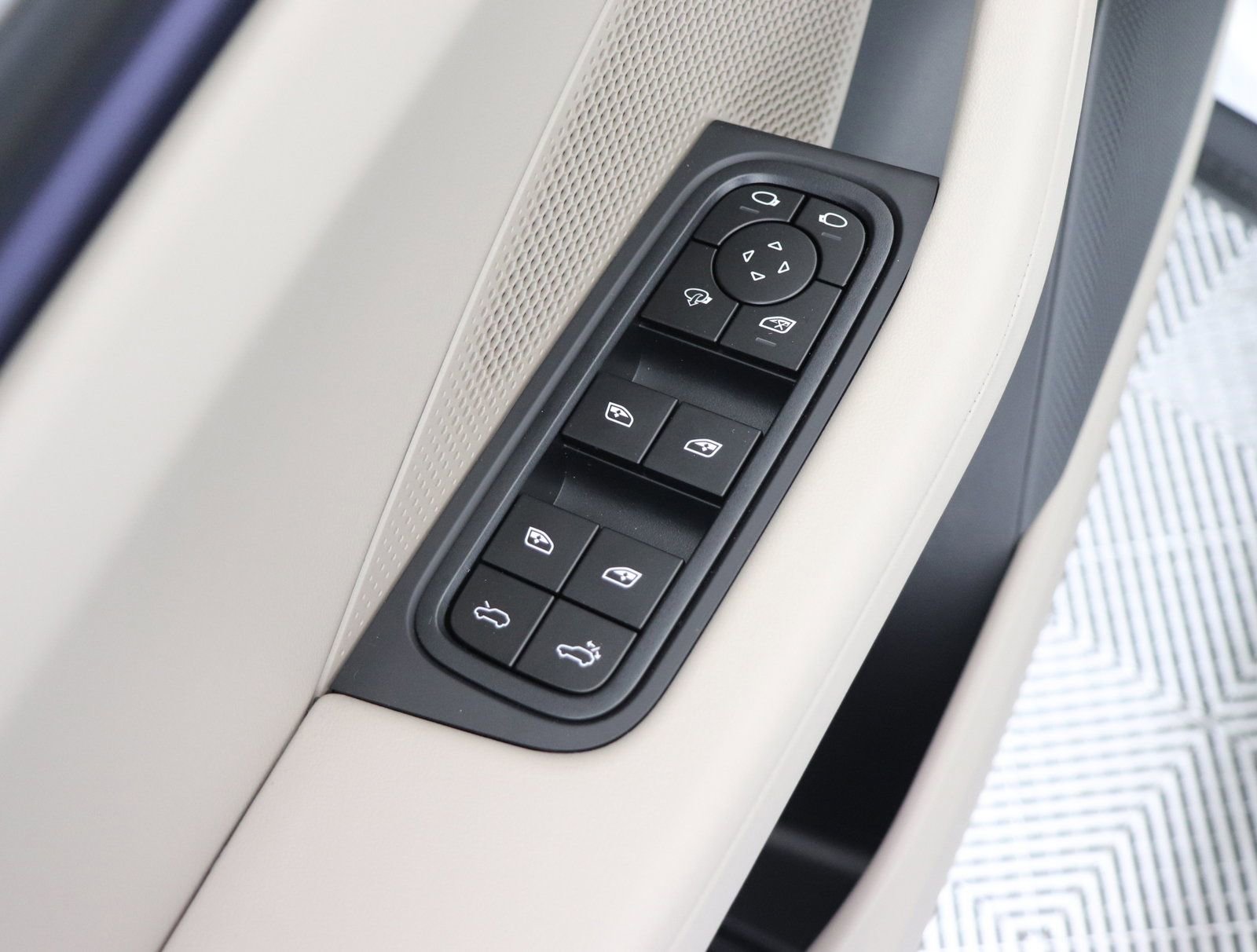 Certified 2024 Porsche Macan 4 Electric AWD/4WD image 30