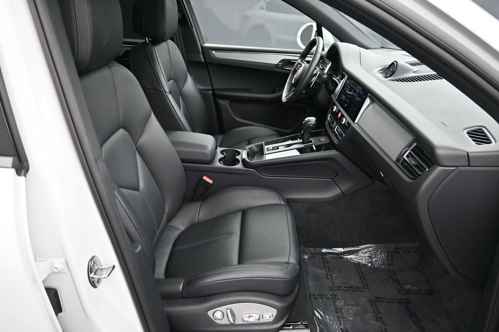 Certified 2026 Porsche Macan AWD/4WD image 28
