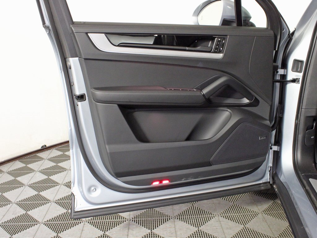 Used 2025 Porsche Cayenne image 15