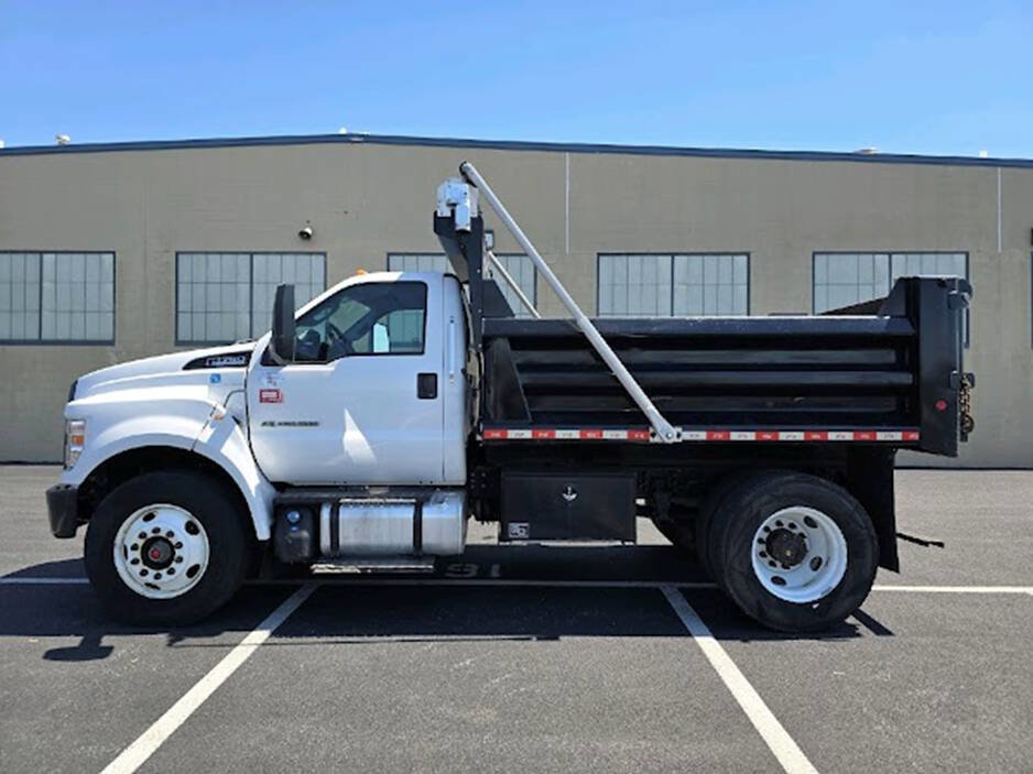 Used 2021 Ford F750 2WD Regular Cab Super Duty image 2