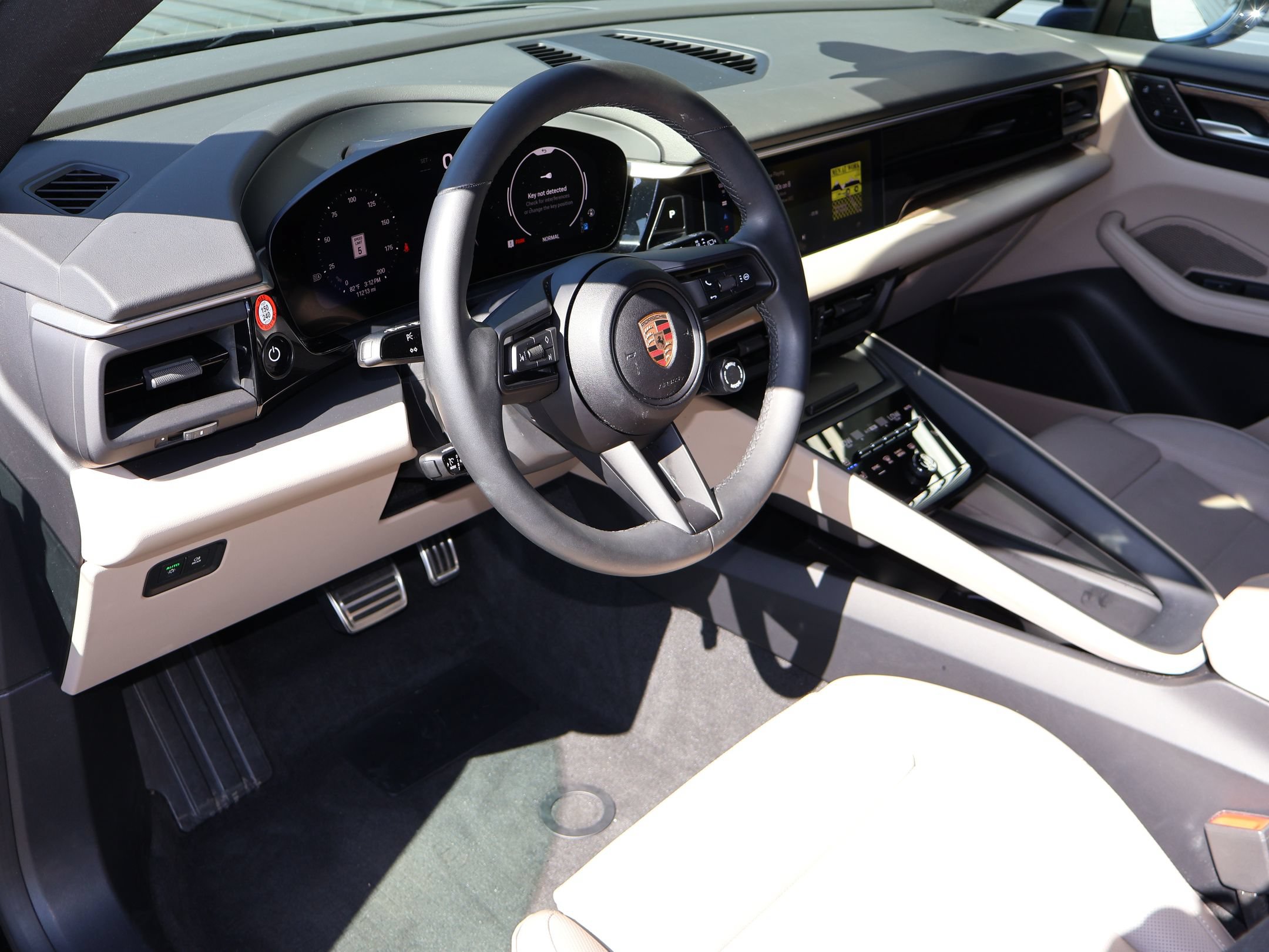 Certified 2025 Porsche Macan 4S Electric AWD/4WD image 4