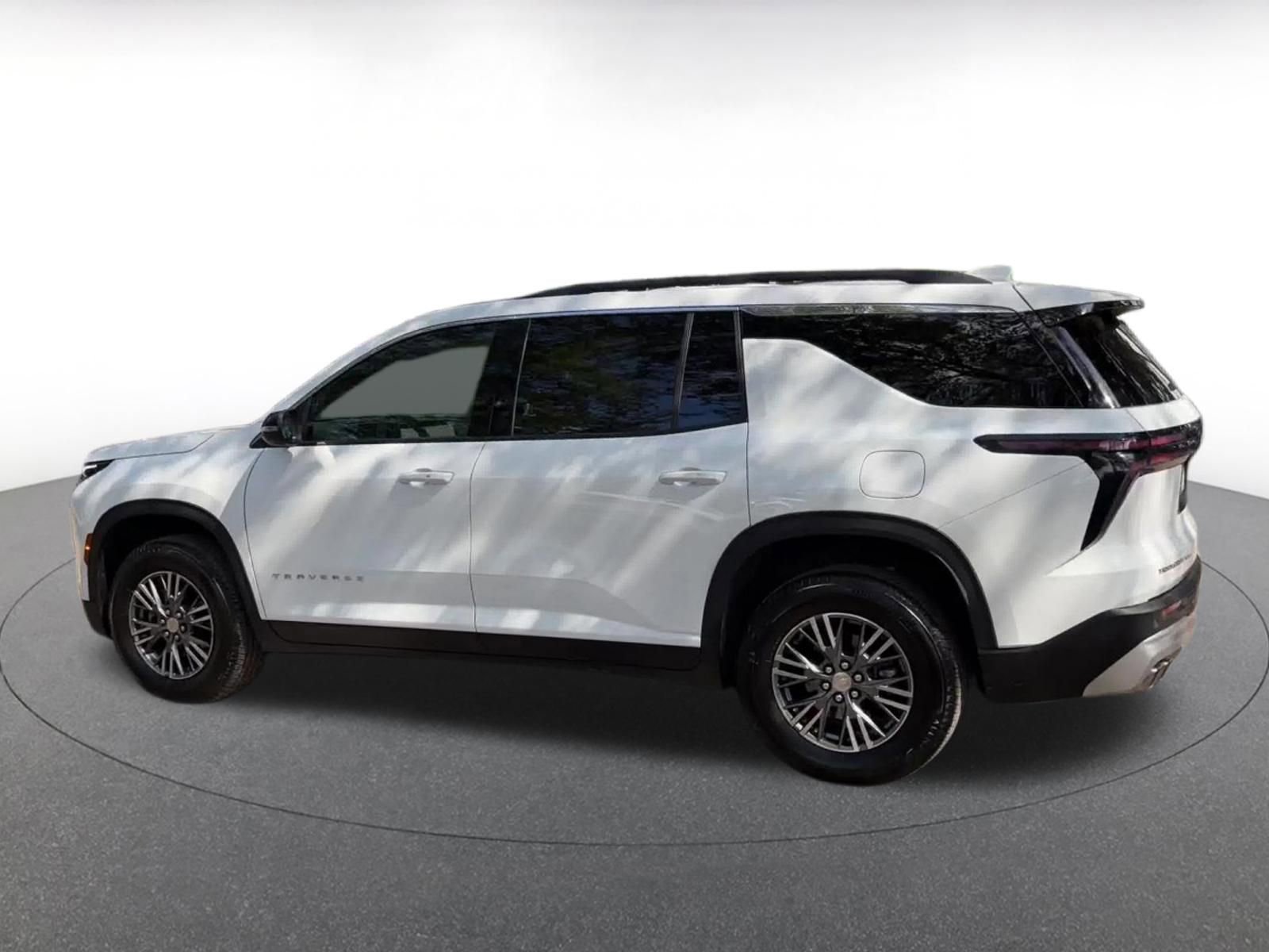 Used 2025 Chevrolet Traverse LT image 15