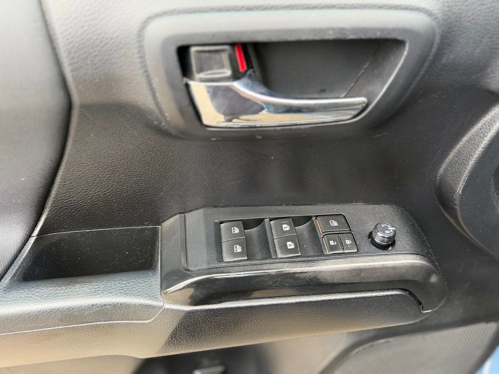 Used 2019 Toyota Tacoma TRD Sport AWD/4WD image 17