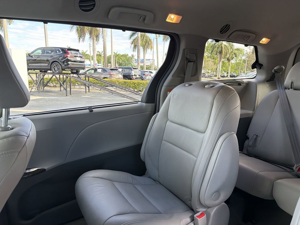 Used 2019 Toyota Sienna XLE w/ XLE Navigation Package FWD image 13