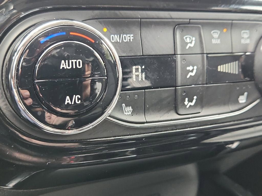 Used 2025 Chevrolet Trax LT w/ LT Convenience Package FWD image 27
