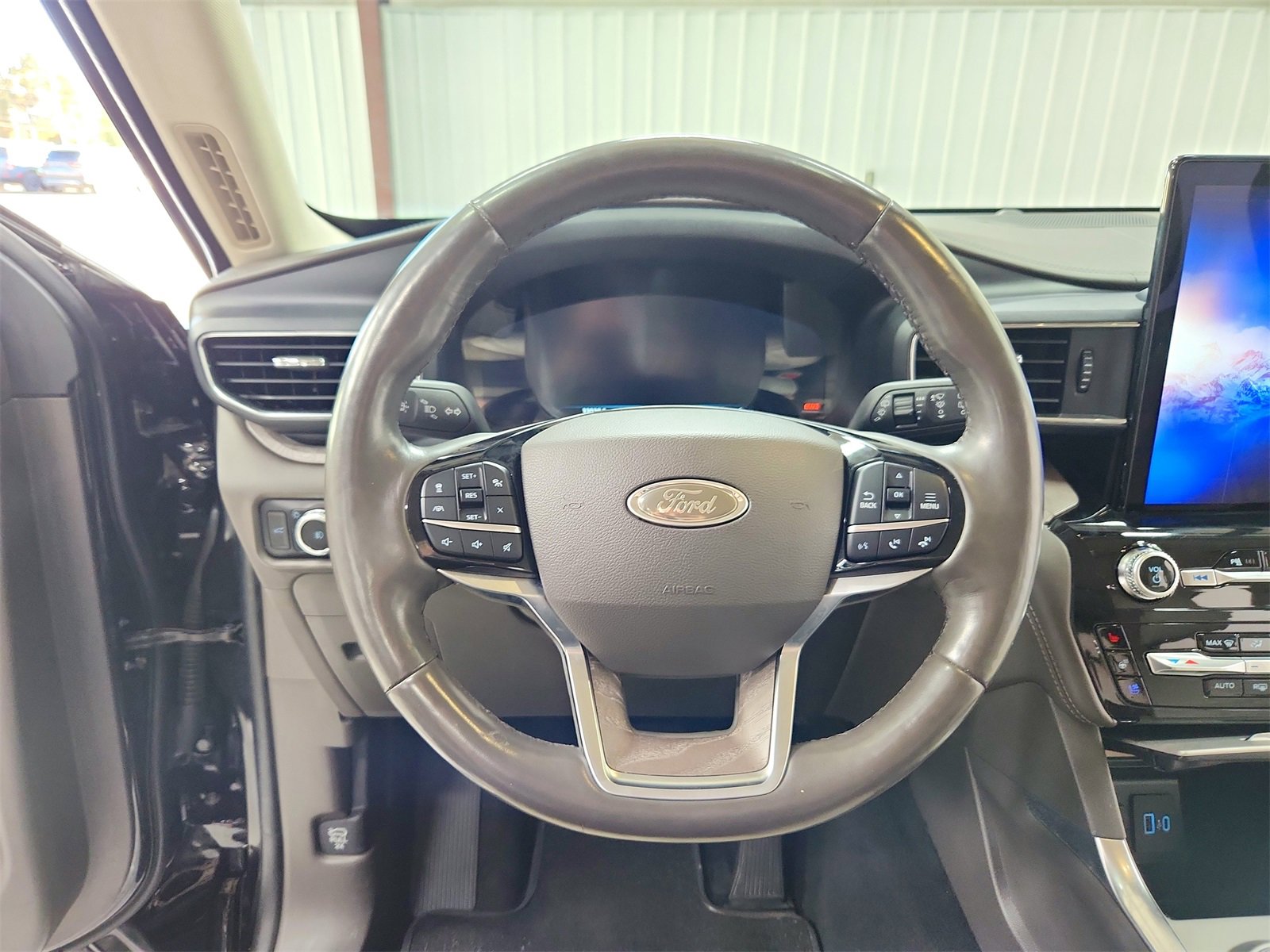 Used 2023 Ford Explorer Platinum w/ Technology Package image 24