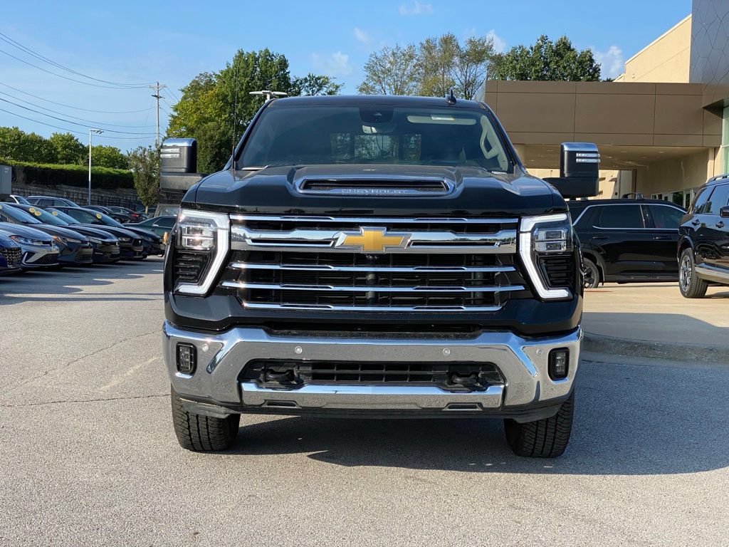 Used 2024 Chevrolet Silverado 2500 LTZ w/ LTZ Convenience Package AWD/4WD image 2