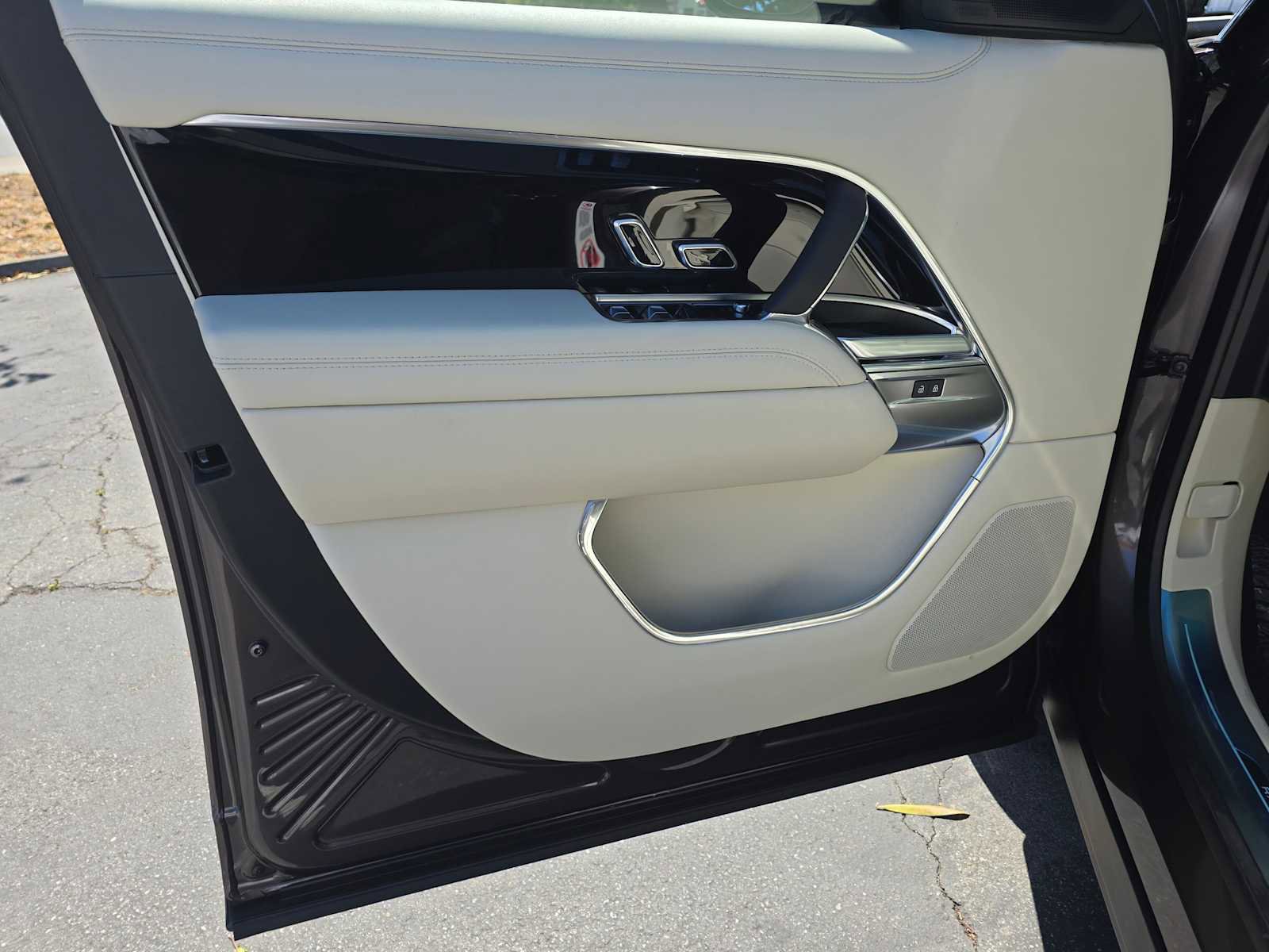 New 2025 Land Rover Range Rover SE image 24