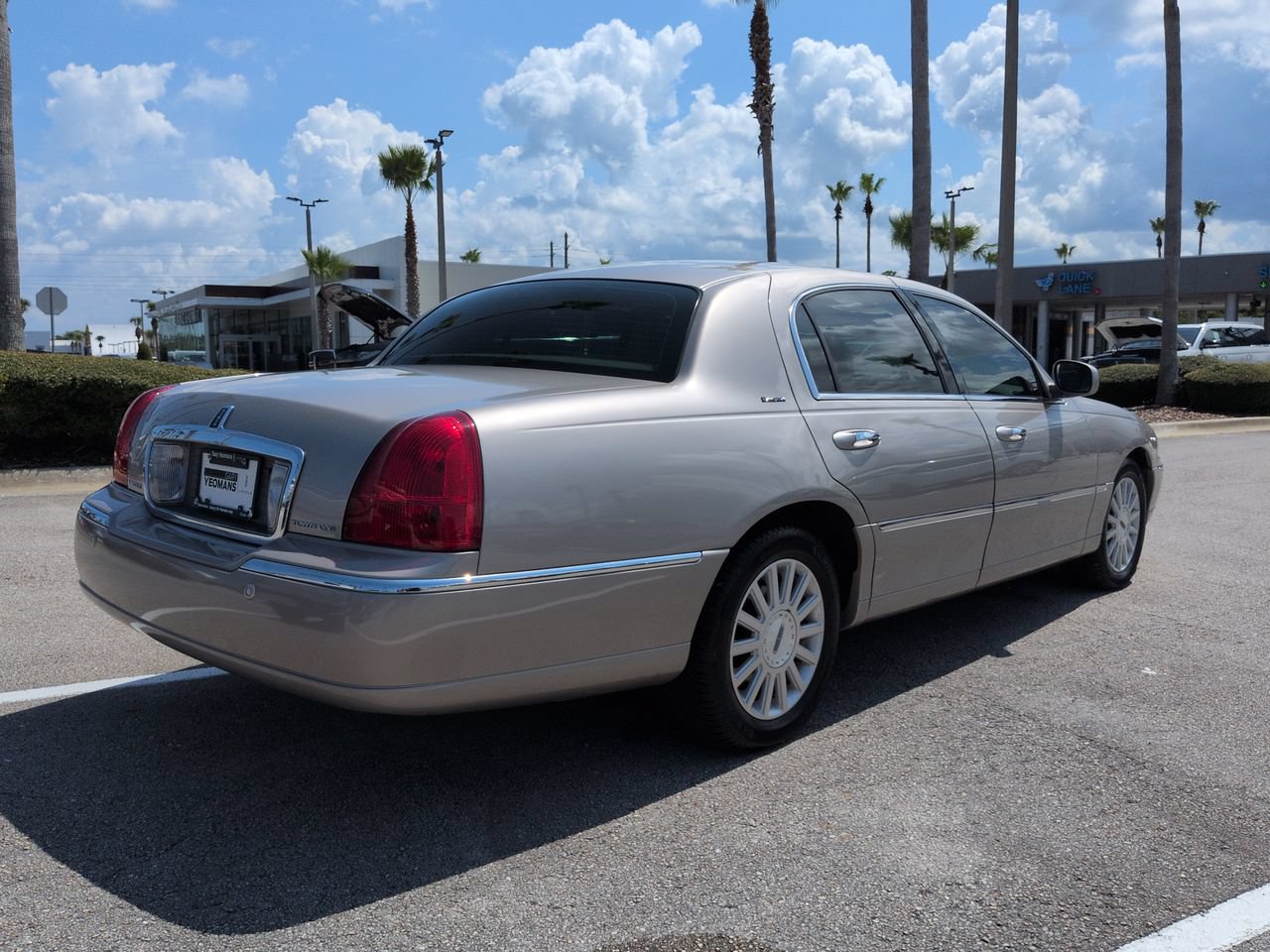 Used 2003 Lincoln Town Car Executive RWD image 4