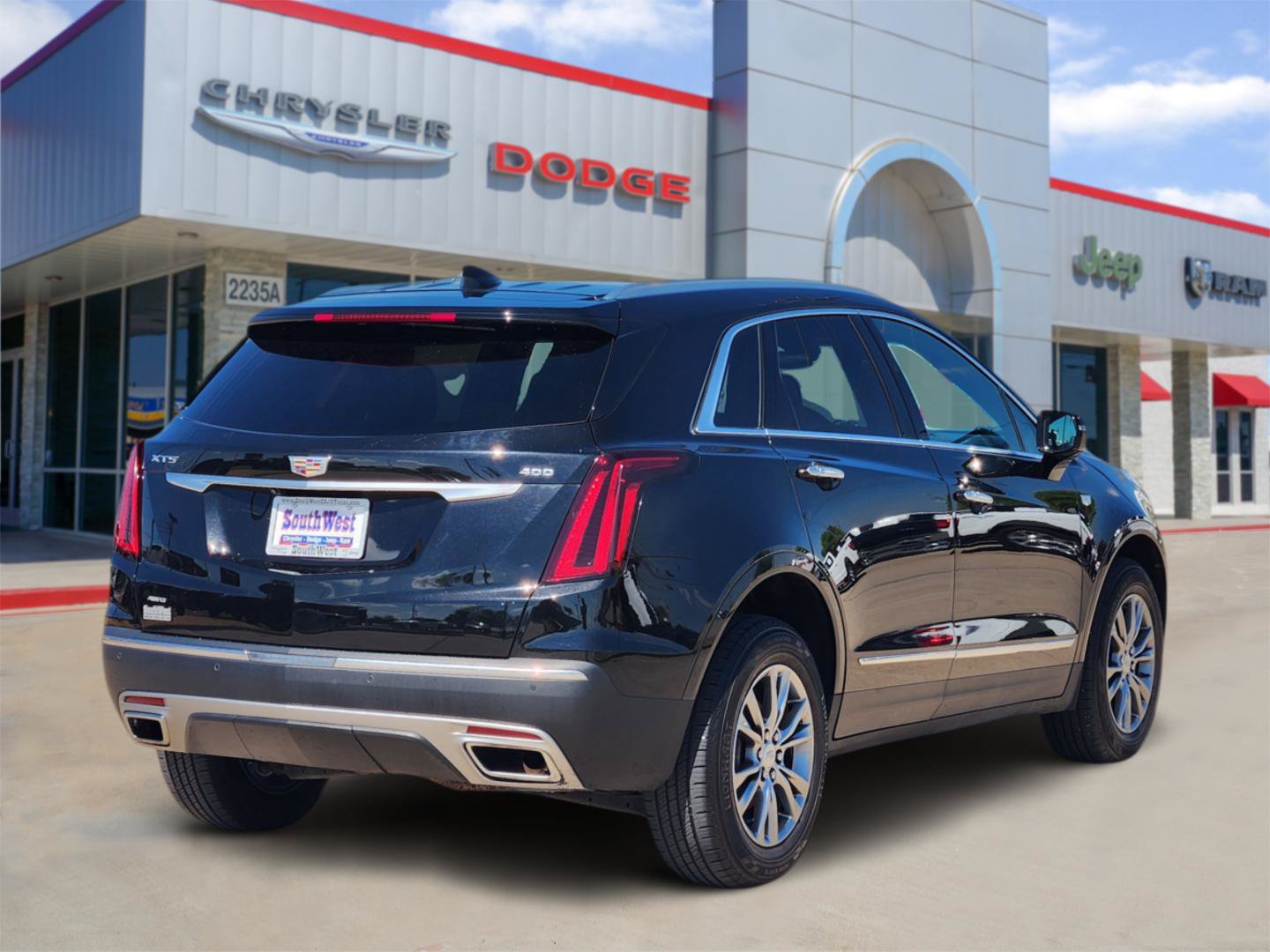 Used 2022 Cadillac XT5 Premium Luxury w/ LPO, Floor Liner Package AWD/4WD image 5