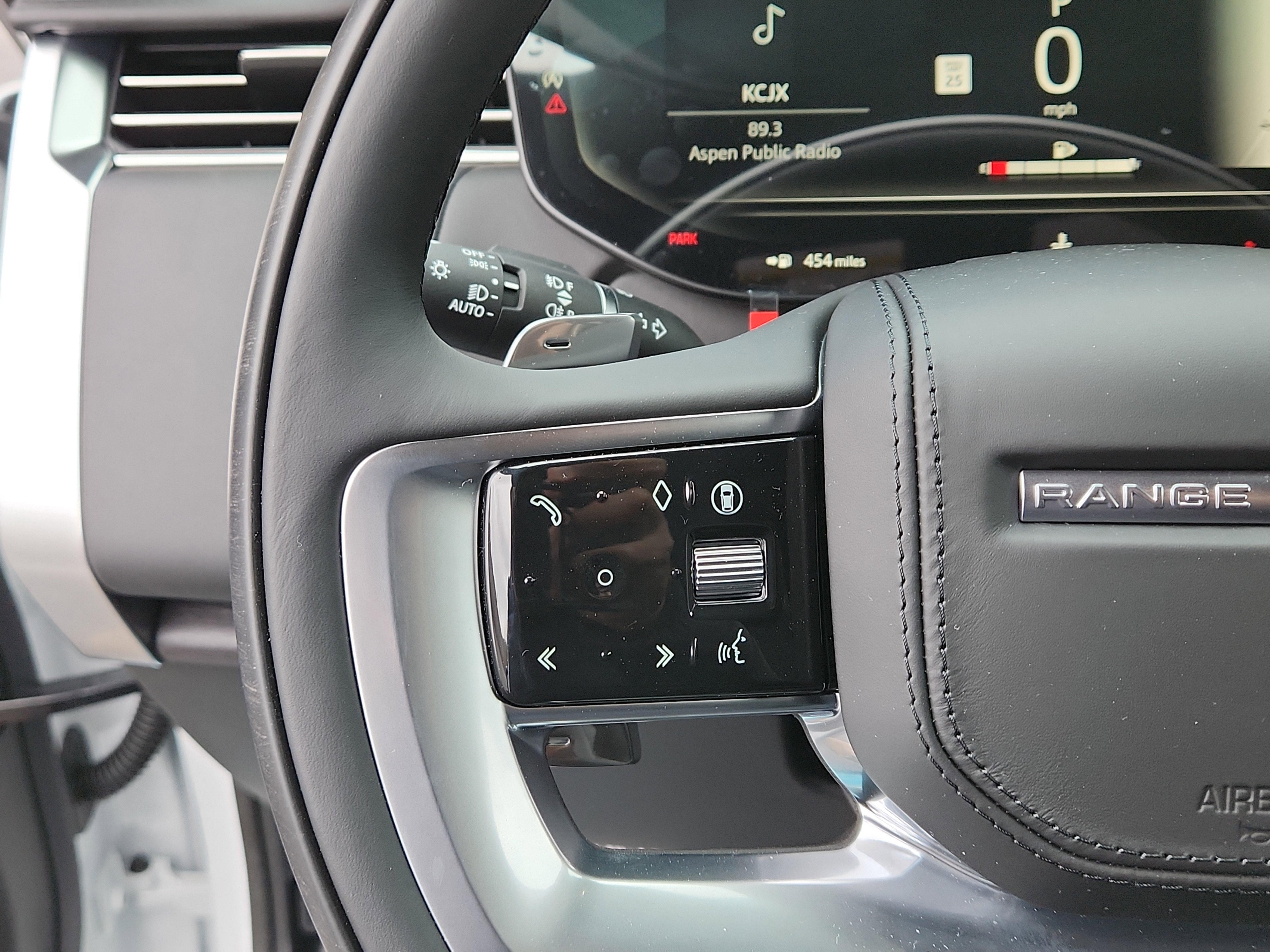 New 2025 Land Rover Range Rover SE image 25