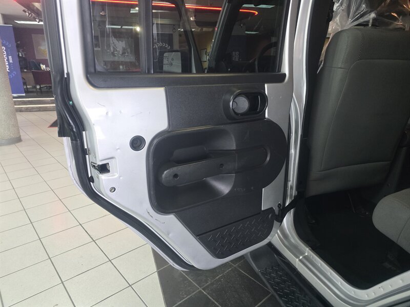 Used 2007 Jeep Wrangler Unlimited Sahara AWD/4WD image 10
