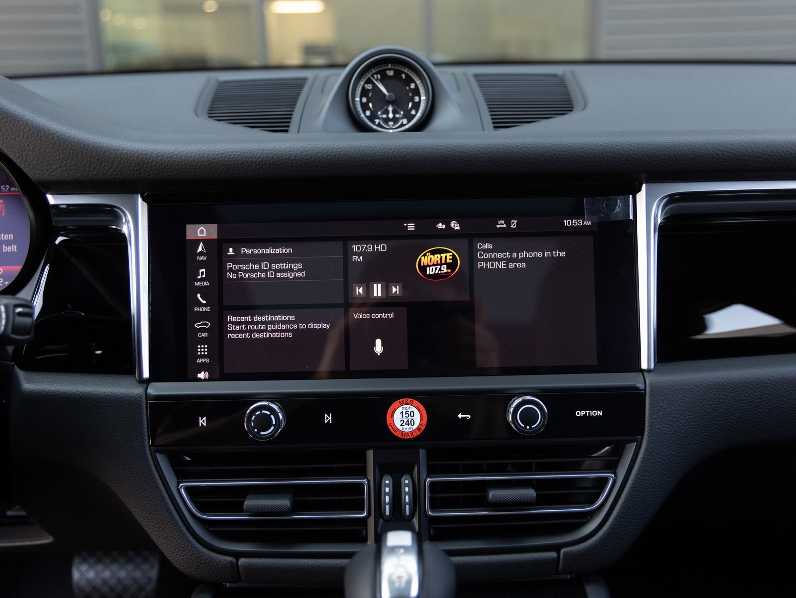 Certified 2025 Porsche Macan image 31