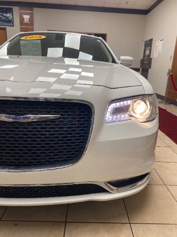 Used 2018 Chrysler 300 Touring L image 10