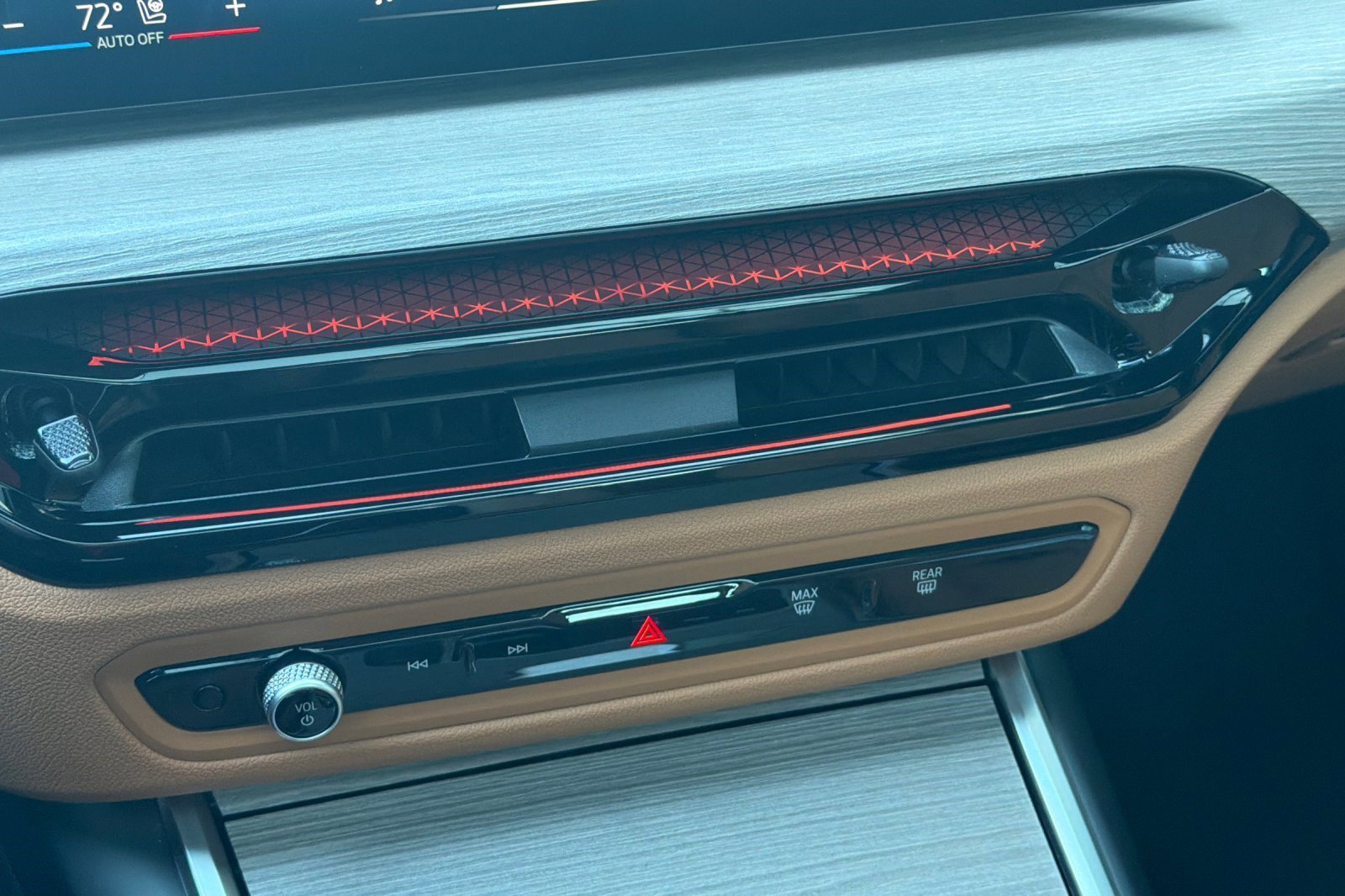 Used 2025 BMW 330i Sedan w/ Premium Package image 27