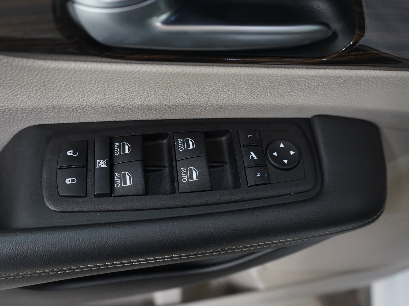 Used 2024 Chrysler Pacifica Limited image 23