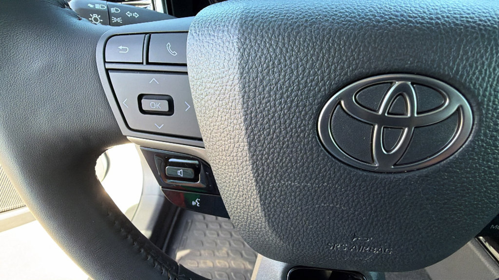 Used 2025 Toyota Camry XLE image 19