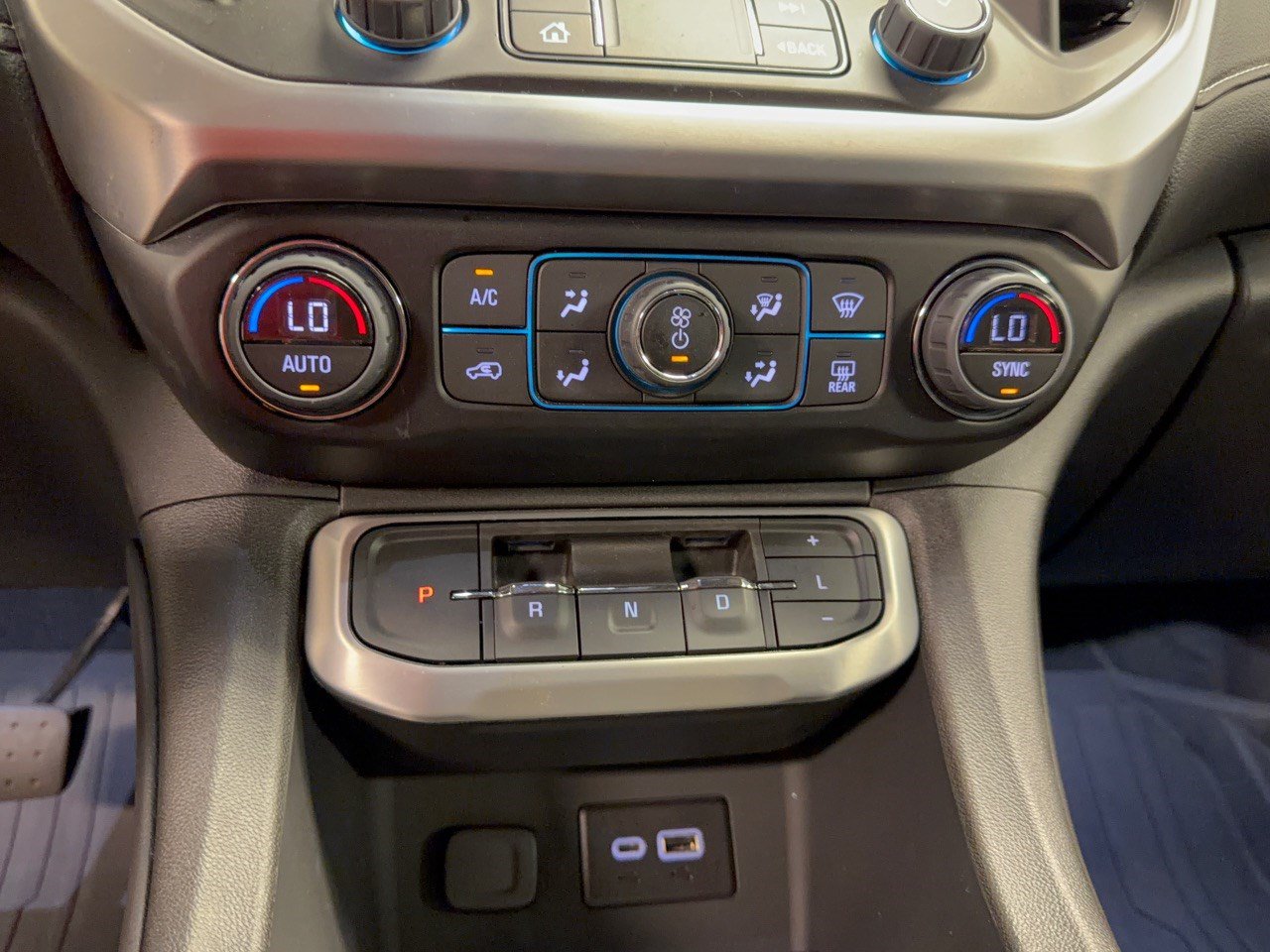 Used 2023 GMC Acadia SLE w/ Driver Convenience Package FWD image 22