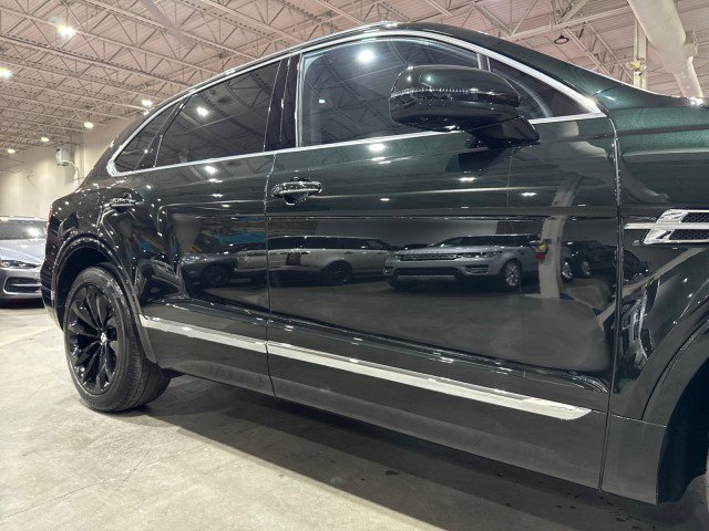 Used 2017 Bentley Bentayga image 25